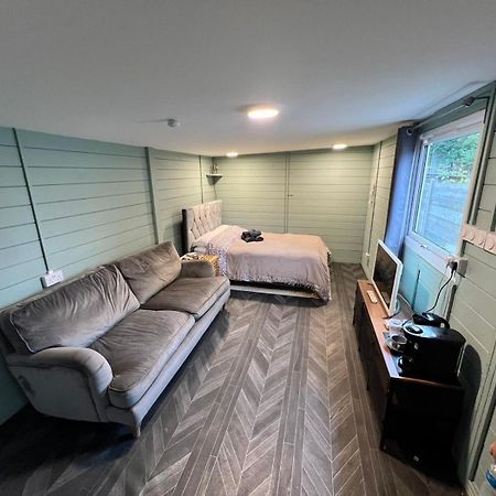 Cozy Cabin Independent Ensuite Guildford Exterior photo